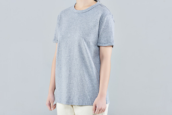 포토 JPG 스튜디오촬영 옷 여자 패션 회색배경 실내 한명 상반신 20대 성인 옆모습 한국인 반팔티셔츠 정자세 목업 성인여자한명만 국내포토 1 뷰포인트 포즈 백그라운드 티셔츠 사람 동양인 청년 내부 회색 여자한명만 성인여자만 파일형식