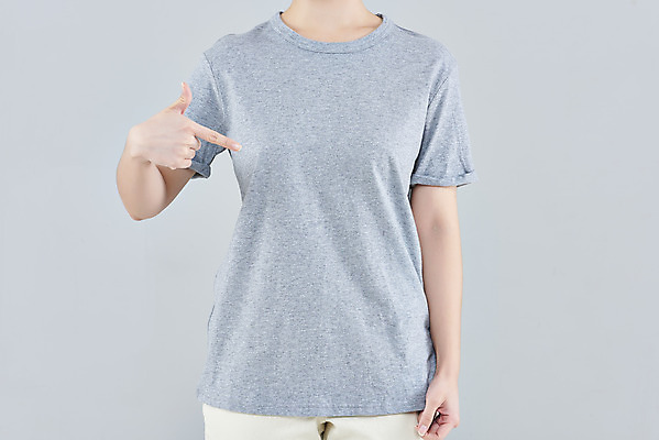 포토 JPG 스튜디오촬영 옷 여자 패션 회색배경 실내 한명 상반신 20대 성인 앞모습 한국인 반팔티셔츠 가리킴 목업 성인여자한명만 국내포토 1 뷰포인트 백그라운드 티셔츠 사람 동양인 손짓 청년 내부 회색 여자한명만 성인여자만 파일형식