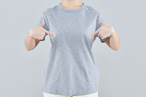 포토 JPG 스튜디오촬영 옷 여자 패션 회색배경 실내 한명 상반신 20대 성인 앞모습 한국인 반팔티셔츠 가리킴 목업 성인여자한명만 국내포토 1 뷰포인트 백그라운드 티셔츠 사람 동양인 손짓 청년 내부 회색 여자한명만 성인여자만 파일형식