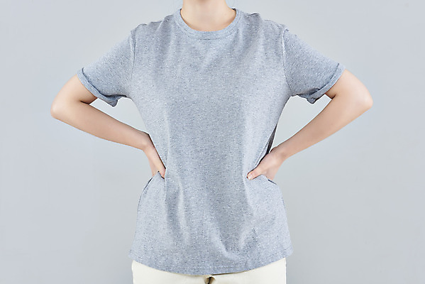포토 JPG 스튜디오촬영 옷 여자 패션 허리손 회색배경 실내 한명 상반신 20대 성인 앞모습 한국인 반팔티셔츠 목업 성인여자한명만 국내포토 1 뷰포인트 포즈 백그라운드 티셔츠 사람 동양인 청년 내부 회색 여자한명만 성인여자만 파일형식