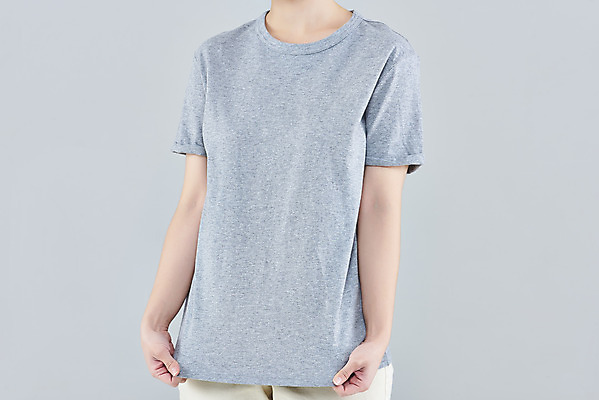 포토 JPG 스튜디오촬영 옷 여자 패션 회색배경 실내 한명 상반신 20대 성인 앞모습 한국인 반팔티셔츠 잡기 목업 성인여자한명만 국내포토 1 뷰포인트 백그라운드 티셔츠 모션 사람 동양인 청년 내부 회색 여자한명만 성인여자만 파일형식