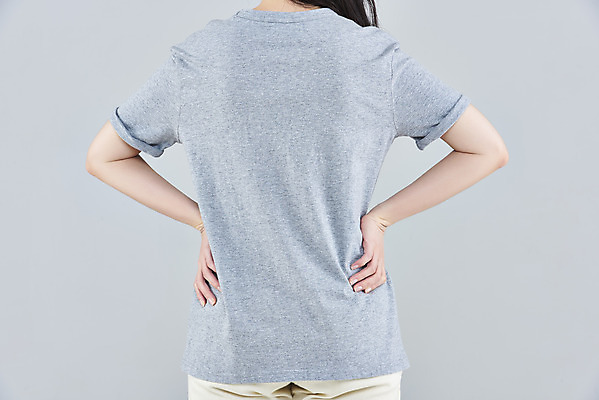 포토 JPG 스튜디오촬영 옷 여자 패션 허리손 회색배경 실내 한명 상반신 20대 성인 뒷모습 한국인 반팔티셔츠 목업 성인여자한명만 국내포토 1 뷰포인트 포즈 백그라운드 티셔츠 사람 동양인 청년 내부 회색 여자한명만 성인여자만 파일형식