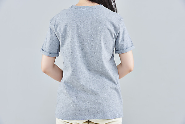 포토 JPG 스튜디오촬영 옷 여자 패션 회색배경 실내 한명 상반신 20대 성인 뒷모습 한국인 반팔티셔츠 정자세 목업 성인여자한명만 국내포토 1 뷰포인트 포즈 백그라운드 티셔츠 사람 동양인 청년 내부 회색 여자한명만 성인여자만 파일형식