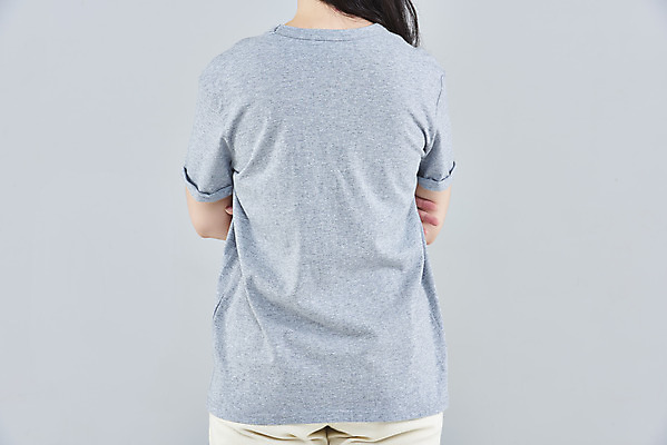 포토 JPG 스튜디오촬영 옷 여자 패션 회색배경 실내 한명 상반신 20대 성인 뒷모습 팔짱 한국인 반팔티셔츠 목업 성인여자한명만 국내포토 1 뷰포인트 백그라운드 티셔츠 모션 사람 동양인 청년 내부 회색 여자한명만 성인여자만 파일형식