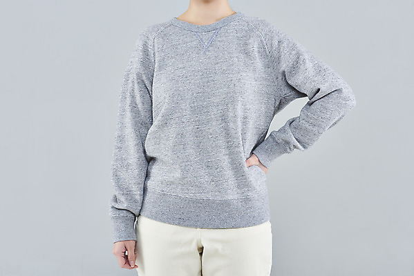 포토 JPG 스튜디오촬영 옷 여자 패션 허리손 회색배경 실내 한명 상반신 20대 성인 앞모습 한국인 긴팔티셔츠 목업 성인여자한명만 국내포토 1 뷰포인트 포즈 백그라운드 티셔츠 사람 동양인 청년 내부 회색 여자한명만 성인여자만 파일형식