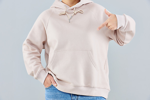 포토 JPG 스튜디오촬영 옷 여자 패션 40대 중년 회색배경 실내 한명 상반신 앞모습 한국인 가리킴 주머니손 후드티셔츠 후드티 목업 중년여자한명만 국내포토 1 뷰포인트 백그라운드 티셔츠 모션 사람 동양인 손짓 성인 내부 회색 여자한명만 중년여자만 파일형식