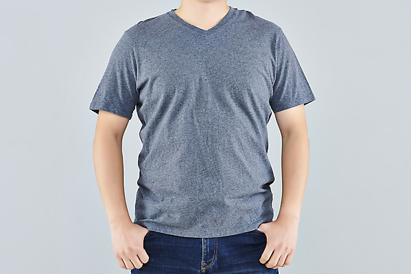 포토 JPG 스튜디오촬영 옷 패션 남자 회색배경 실내 한명 상반신 성인 앞모습 30대 회색 한국인 반팔티셔츠 주머니손 목업 성인남자한명만 국내포토 1 뷰포인트 컬러 백그라운드 티셔츠 모션 사람 동양인 내부 장년 남자한명만 성인남자만 파일형식