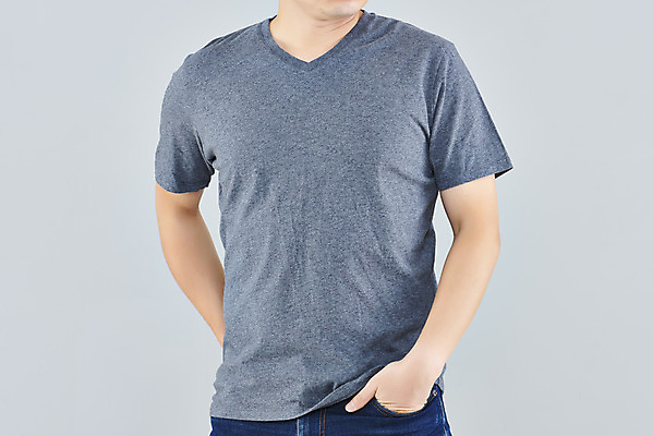 포토 JPG 스튜디오촬영 옷 패션 남자 회색배경 실내 한명 상반신 성인 앞모습 30대 회색 한국인 반팔티셔츠 주머니손 목업 성인남자한명만 국내포토 1 뷰포인트 컬러 백그라운드 티셔츠 모션 사람 동양인 내부 장년 남자한명만 성인남자만 파일형식