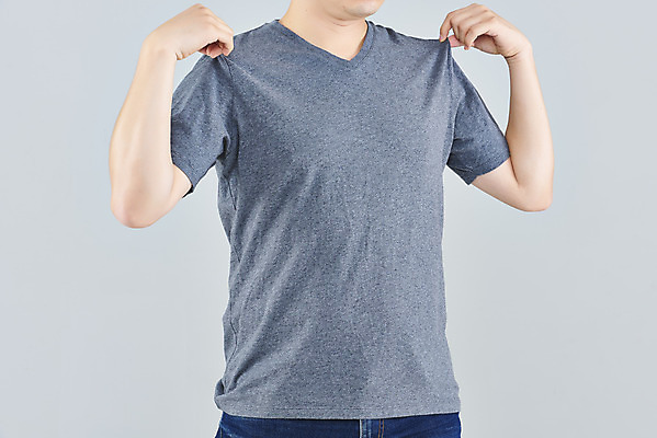 포토 JPG 스튜디오촬영 옷 패션 남자 회색배경 실내 한명 상반신 성인 옆모습 30대 회색 한국인 반팔티셔츠 잡기 목업 성인남자한명만 국내포토 1 뷰포인트 컬러 백그라운드 티셔츠 모션 사람 동양인 내부 장년 남자한명만 성인남자만 파일형식