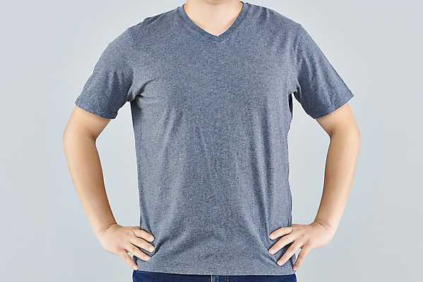 포토 JPG 스튜디오촬영 옷 패션 남자 허리손 회색배경 실내 한명 상반신 성인 앞모습 30대 회색 한국인 반팔티셔츠 목업 성인남자한명만 국내포토 1 뷰포인트 컬러 포즈 백그라운드 티셔츠 사람 동양인 내부 장년 남자한명만 성인남자만 파일형식