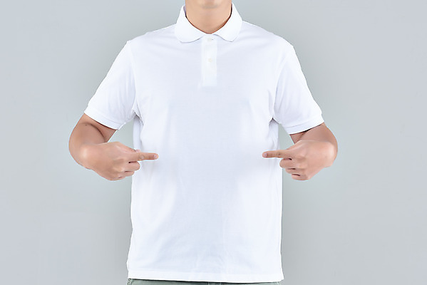 포토 JPG 스튜디오촬영 패션 남자 회색배경 실내 한명 상반신 성인 앞모습 30대 한국인 반팔티셔츠 가리킴 흰옷 목업 성인남자한명만 국내포토 1 옷 뷰포인트 백그라운드 티셔츠 사람 동양인 손짓 내부 장년 회색 남자한명만 성인남자만 파일형식
