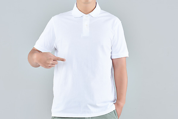 포토 JPG 스튜디오촬영 패션 남자 회색배경 실내 한명 상반신 성인 앞모습 30대 한국인 반팔티셔츠 가리킴 흰옷 목업 성인남자한명만 국내포토 1 옷 뷰포인트 백그라운드 티셔츠 사람 동양인 손짓 내부 장년 회색 남자한명만 성인남자만 파일형식