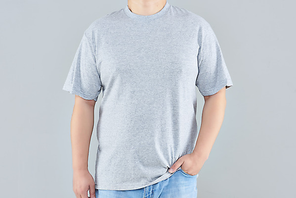 포토 JPG 스튜디오촬영 옷 패션 남자 40대 중년 회색배경 실내 한명 상반신 앞모습 한국인 반팔티셔츠 주머니손 목업 중년남자한명만 국내포토 1 뷰포인트 백그라운드 티셔츠 모션 사람 동양인 성인 내부 회색 남자한명만 중년남자만 파일형식