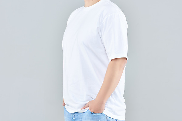 포토 JPG 스튜디오촬영 패션 남자 40대 중년 회색배경 실내 한명 상반신 옆모습 한국인 반팔티셔츠 흰색 주머니손 흰옷 목업 중년남자한명만 국내포토 1 옷 뷰포인트 컬러 백그라운드 티셔츠 모션 사람 동양인 성인 내부 회색 남자한명만 중년남자만 파일형식