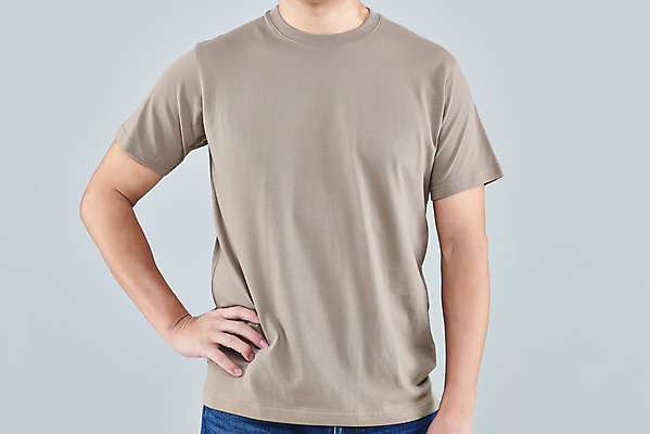 포토 JPG 스튜디오촬영 옷 패션 남자 40대 중년 허리손 회색배경 실내 한명 상반신 앞모습 갈색 한국인 반팔티셔츠 목업 중년남자한명만 국내포토 1 뷰포인트 컬러 포즈 백그라운드 티셔츠 사람 동양인 성인 내부 회색 남자한명만 중년남자만 파일형식