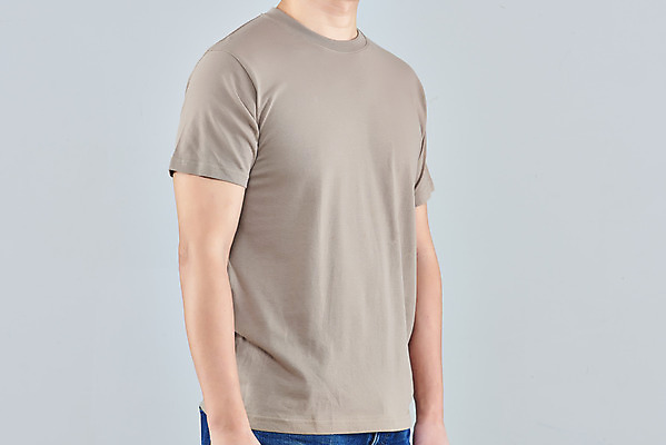 포토 JPG 스튜디오촬영 옷 패션 남자 40대 중년 회색배경 실내 한명 상반신 옆모습 갈색 한국인 반팔티셔츠 정자세 목업 중년남자한명만 국내포토 1 뷰포인트 컬러 포즈 백그라운드 티셔츠 사람 동양인 성인 내부 회색 남자한명만 중년남자만 파일형식