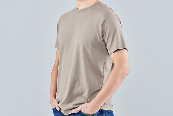 포토 JPG 스튜디오촬영 옷 패션 남자 40대 중년 회색배경 실내 한명 상반신 옆모습 갈색 한국인 반팔티셔츠 주머니손 목업 중년남자한명만 국내포토 1 뷰포인트 컬러 백그라운드 티셔츠 모션 사람 동양인 성인 내부 회색 남자한명만 중년남자만 파일형식