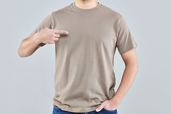 포토 JPG 스튜디오촬영 옷 패션 남자 40대 중년 회색배경 실내 한명 상반신 앞모습 갈색 한국인 반팔티셔츠 가리킴 주머니손 목업 중년남자한명만 국내포토 1 뷰포인트 컬러 백그라운드 티셔츠 모션 사람 동양인 손짓 성인 내부 회색 남자한명만 중년남자만 파일형식