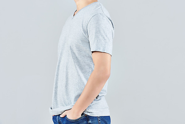 포토 JPG 스튜디오촬영 옷 패션 남자 40대 중년 회색배경 실내 한명 상반신 옆모습 한국인 반팔티셔츠 주머니손 목업 중년남자한명만 국내포토 1 뷰포인트 백그라운드 티셔츠 모션 사람 동양인 성인 내부 회색 남자한명만 중년남자만 파일형식