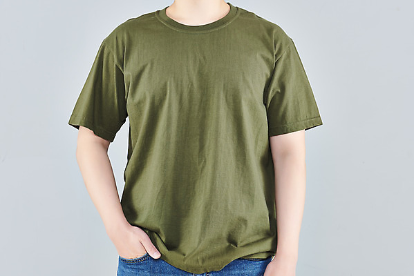 포토 JPG 스튜디오촬영 옷 패션 남자 회색배경 실내 한명 상반신 20대 성인 앞모습 초록색 한국인 반팔티셔츠 주머니손 목업 성인남자한명만 국내포토 1 뷰포인트 컬러 백그라운드 티셔츠 모션 사람 동양인 청년 내부 회색 남자한명만 성인남자만 파일형식