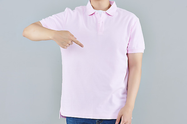 포토 JPG 스튜디오촬영 옷 패션 남자 회색배경 실내 한명 상반신 20대 성인 앞모습 한국인 반팔티셔츠 가리킴 목업 성인남자한명만 국내포토 1 뷰포인트 백그라운드 티셔츠 사람 동양인 손짓 청년 내부 회색 남자한명만 성인남자만 파일형식