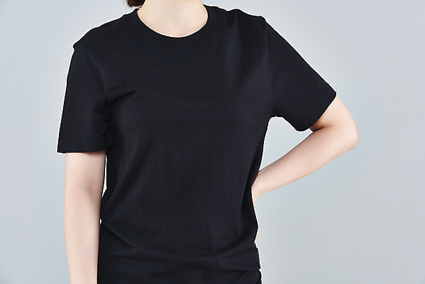 포토 JPG 스튜디오촬영 옷 여자 패션 허리손 회색배경 실내 한명 상반신 20대 성인 앞모습 한국인 반팔티셔츠 목업 성인여자한명만 국내포토 1 뷰포인트 포즈 백그라운드 티셔츠 사람 동양인 청년 내부 회색 여자한명만 성인여자만 파일형식