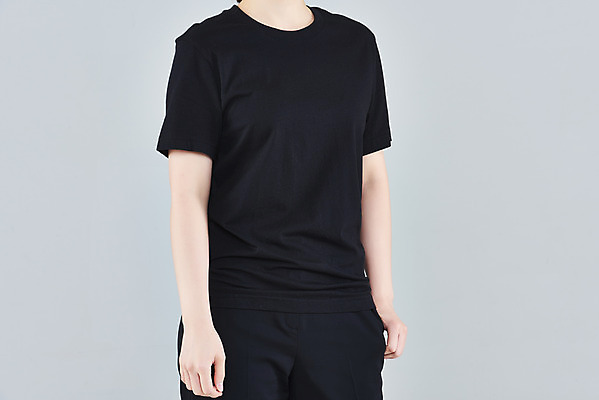 포토 JPG 스튜디오촬영 옷 여자 패션 회색배경 실내 한명 상반신 20대 성인 옆모습 한국인 반팔티셔츠 주머니손 목업 성인여자한명만 국내포토 1 뷰포인트 백그라운드 티셔츠 모션 사람 동양인 청년 내부 회색 여자한명만 성인여자만 파일형식