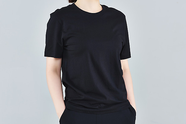 포토 JPG 스튜디오촬영 옷 여자 패션 회색배경 실내 한명 상반신 20대 성인 옆모습 한국인 반팔티셔츠 주머니손 목업 성인여자한명만 국내포토 1 뷰포인트 백그라운드 티셔츠 모션 사람 동양인 청년 내부 회색 여자한명만 성인여자만 파일형식