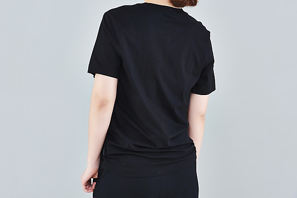 포토 JPG 스튜디오촬영 옷 여자 패션 회색배경 실내 한명 상반신 20대 성인 뒷모습 한국인 반팔티셔츠 목업 성인여자한명만 국내포토 1 뷰포인트 백그라운드 티셔츠 사람 동양인 청년 내부 회색 여자한명만 성인여자만 파일형식