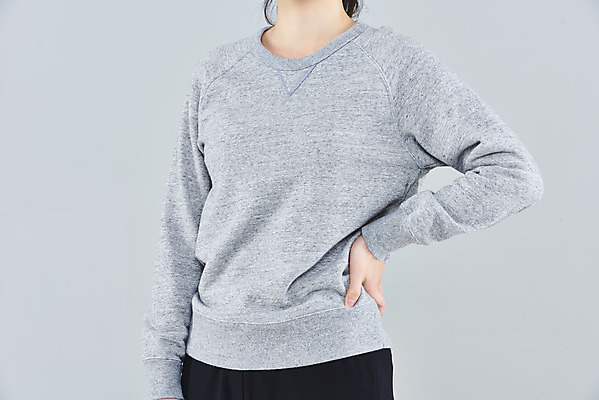 포토 JPG 스튜디오촬영 옷 여자 패션 허리손 회색배경 실내 한명 상반신 20대 성인 앞모습 한국인 긴팔티셔츠 목업 성인여자한명만 국내포토 1 뷰포인트 포즈 백그라운드 티셔츠 사람 동양인 청년 내부 회색 여자한명만 성인여자만 파일형식