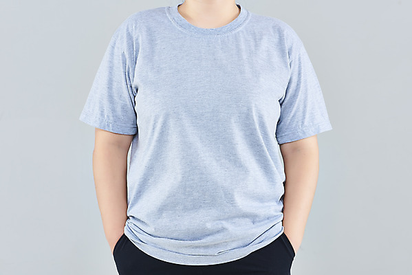 포토 JPG 스튜디오촬영 옷 여자 패션 회색배경 실내 한명 상반신 20대 성인 앞모습 한국인 반팔티셔츠 주머니손 목업 성인여자한명만 국내포토 1 뷰포인트 백그라운드 티셔츠 모션 사람 동양인 청년 내부 회색 여자한명만 성인여자만 파일형식