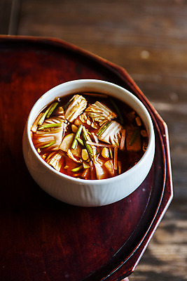 포토 JPG 한국전통 한식 실내 사람없음 아웃포커스 전통음식 사기그릇 충청남도 발효 물김치 발효음식 논산 나무탁자 국내포토 전통 그릇 음식 탁자 김치 한국 촬영기법 내부 충청도 파일형식