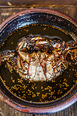 포토 JPG 한국전통 그릇 실내 사람없음 전통음식 충청남도 간장게장 논산 나무탁자 국내포토 전통 식기 음식 탁자 한국 내부 충청도 게장 파일형식