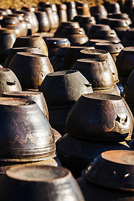 포토 JPG 주간 한국전통 사람없음 야외 아웃포커스 항아리 충청남도 논산 국내포토 자연요소 전통 한국 촬영기법 도자기 충청도 파일형식