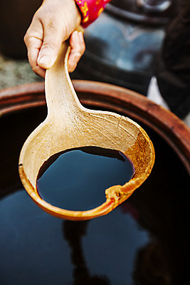 포토 JPG 주간 한국전통 손 들기 야외 아웃포커스 신체부위 충청남도 국자 간장 논산 국내포토 자연요소 전통 모션 주방용품 한국 촬영기법 사람 양념 충청도 파일형식