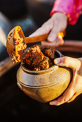 포토 JPG 주간 한국전통 손 들기 야외 아웃포커스 신체부위 된장 충청남도 국자 담기 발효 발효음식 논산 국내포토 자연요소 전통 음식 모션 주방용품 한국 촬영기법 사람 양념 충청도 파일형식