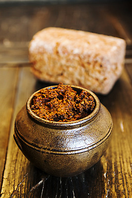 포토 JPG 한국전통 실내 사람없음 아웃포커스 된장 발효 메주 발효음식 국내포토 전통 음식 한국 촬영기법 내부 양념 파일형식