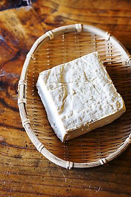 포토 JPG 한국전통 실내 사람없음 하이앵글 소쿠리 두부 나무배경 국내포토 전통 뷰포인트 백그라운드 한국 내부 바구니 파일형식