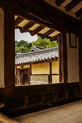 포토 JPG 주간 나무 한국전통 창문 한옥 실내 사람없음 충청남도 처마 기와지붕 논산 국내여행 국내포토 자연요소 식물 전통 여행 고건축 지붕 한국 기와 내부 충청도 파일형식