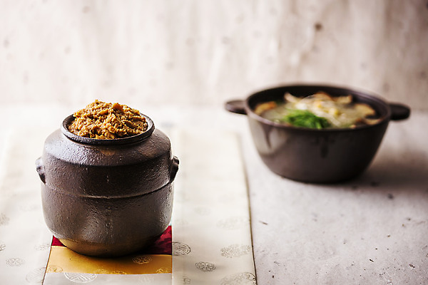 포토 JPG 실내 사람없음 아웃포커스 보자기 항아리 된장 뚝배기 발효 발효음식 한지배경 국내포토 음식 백그라운드 촬영기법 내부 도자기 양념 파일형식 천_직물