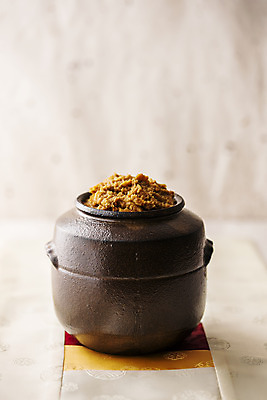 포토 JPG 한국전통 식재료 실내 사람없음 보자기 항아리 된장 발효 발효음식 한지배경 국내포토 전통 음식 백그라운드 한국 내부 도자기 양념 파일형식 천_직물