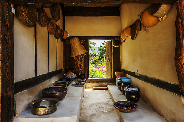 포토 JPG 주간 한국전통 한옥 실내 매달리기 사람없음 소쿠리 문 항아리 경상북도 국내여행 봉화 고택 국내포토 자연요소 전통 건축물 여행 고건축 모션 한국 내부 바구니 도자기 경상도 파일형식