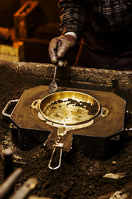 포토 JPG 한국전통 공장 실내 한명 들기 사람 상반신 앞모습 숟가락 작업실 제조 경상북도 유기 놋그릇 봉화 국내포토 1 전통 그릇 뷰포인트 공업 모션 한국 수저 내부 경상도 파일형식