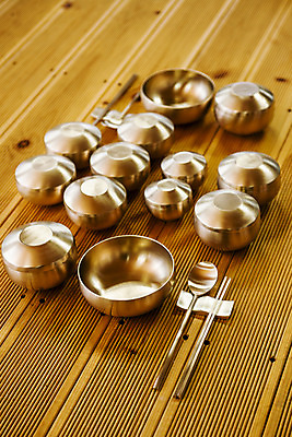 포토 JPG 한국전통 수저 실내 사람없음 덮개 경상북도 일렬 놋그릇 봉화 나무배경 국내포토 전통 그릇 식기 백그라운드 한국 내부 뚜껑 경상도 파일형식