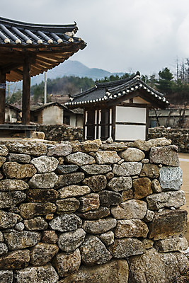 포토 JPG 주간 한국전통 하늘 한옥 돌담 풍경 사람없음 야외 경상북도 국내여행 봉화 고택 국내포토 자연요소 전통 건축물 여행 고건축 한국 담장 돌_바위 경상도 파일형식