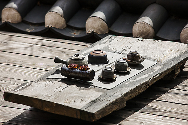 포토 JPG 주간 한국전통 기와 사람없음 야외 찻잔 다기 다도 찻주전자 경상북도 나무탁자 봉화 국내포토 자연요소 전통 탁자 주전자 잔 한국 예절 경상도 파일형식