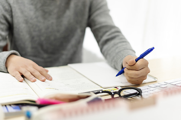 포토 JPG 스튜디오촬영 남자 안경 방학 실내 한명 들기 상반신 20대 성인 앞모습 책 펜 한국인 홈스쿨링 성인남자한명만 언택트 국내포토 1 잡화 뷰포인트 모션 휴가 사람 동양인 청년 내부 필기구 홈스쿨 남자한명만 성인남자만 파일형식