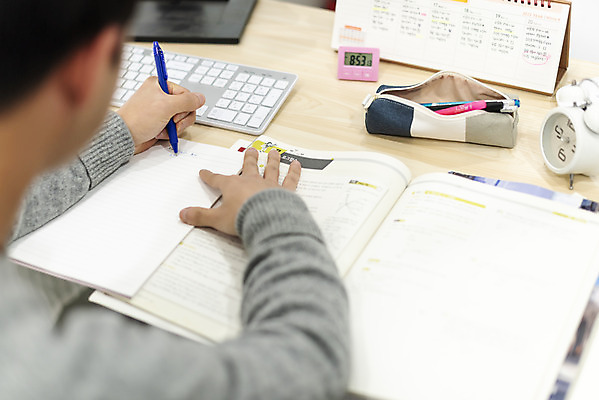 포토 JPG 스튜디오촬영 남자 시계 방학 실내 한명 들기 상반신 20대 성인 뒷모습 책 펜 공책 한국인 책상 필통 홈스쿨링 성인남자한명만 언택트 국내포토 1 뷰포인트 가구 모션 휴가 문구용품 학용품 사람 동양인 청년 내부 필기구 홈스쿨 남자한명만 성인남자만 파일형식