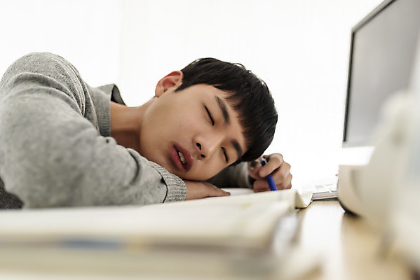 포토 JPG 스튜디오촬영 남자 엎드리기 방학 실내 한명 들기 상반신 20대 성인 옆모습 아웃포커스 펜 눈감음 한국인 잠 흰배경 홈스쿨링 성인남자한명만 언택트 국내포토 1 뷰포인트 백그라운드 모션 휴가 촬영기법 사람 동양인 청년 내부 필기구 흰색 홈스쿨 남자한명만 성인남자만 파일형식