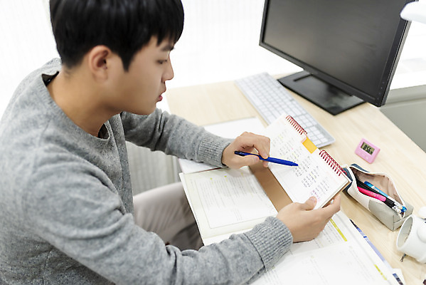 포토 JPG 스튜디오촬영 남자 방학 실내 한명 들기 상반신 20대 성인 옆모습 펜 모니터 한국인 키보드 계획표 책상 필통 홈스쿨링 성인남자한명만 언택트 국내포토 1 뷰포인트 가구 모션 휴가 학용품 사람 동양인 청년 내부 컴퓨터 필기구 계획 홈스쿨 남자한명만 성인남자만 파일형식